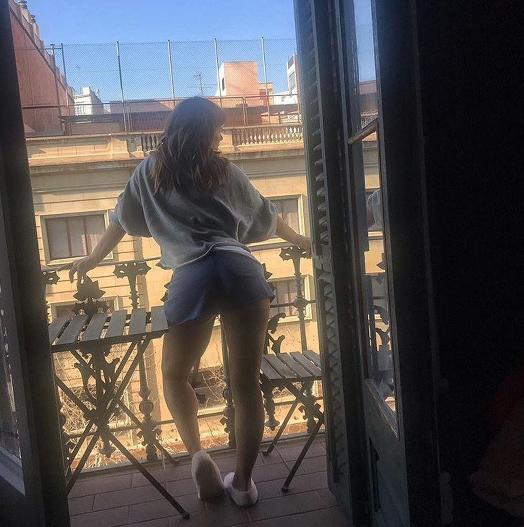 Griselda disfruta del sol, en un balcón de Barcelona. (Instagram)