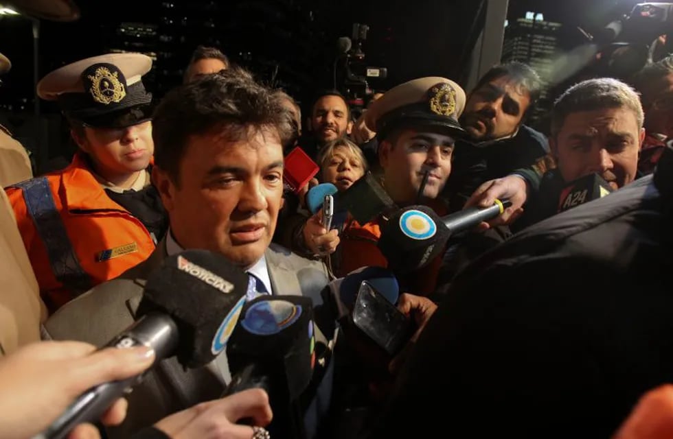 El fiscal Guillermo Marijuán ofreció declaraciones a periodistas luego que un paquete explotara en las oficinas de la empresa española Indra en Buenos Aires. (EFE)