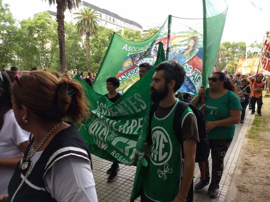 Estatales marcharon hasta la plaza San Martín en rechazo del ajuste y por la reapertura de las paritarias.