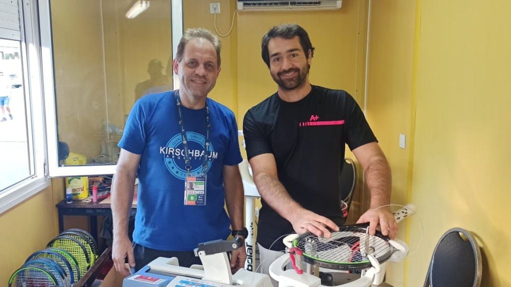 Nicolás Bulacio y Adrián Parzajuk en el "búnker" de trabajo en el Córdoba Open y en pleno trabajo.