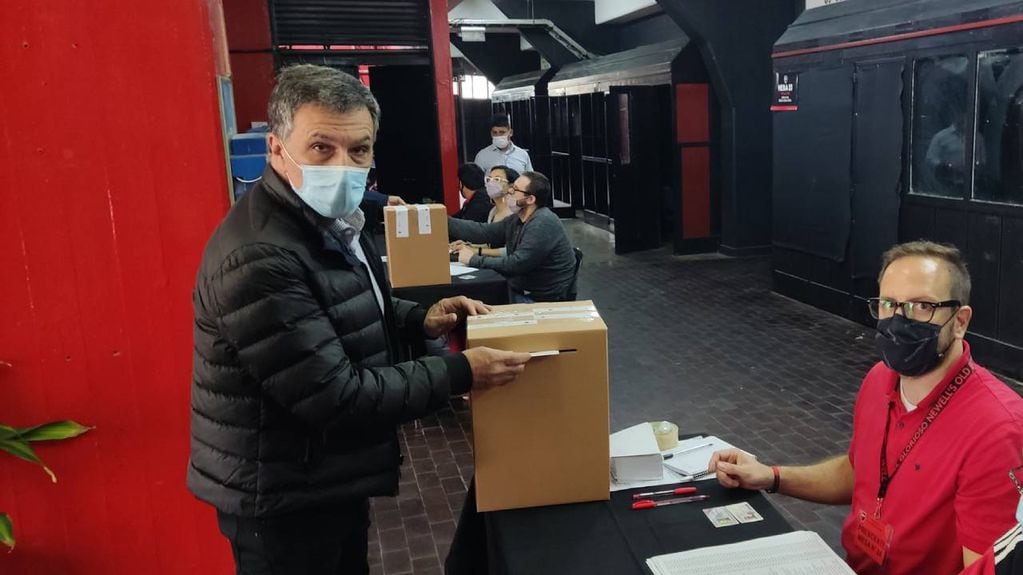 Ignacio Scocco y el presidente Ignacio Astore se conocen de la primera etapa del futbolista en Newell's, cuando el médico traumatólogo trabajaba con el equipo. (@federipani)