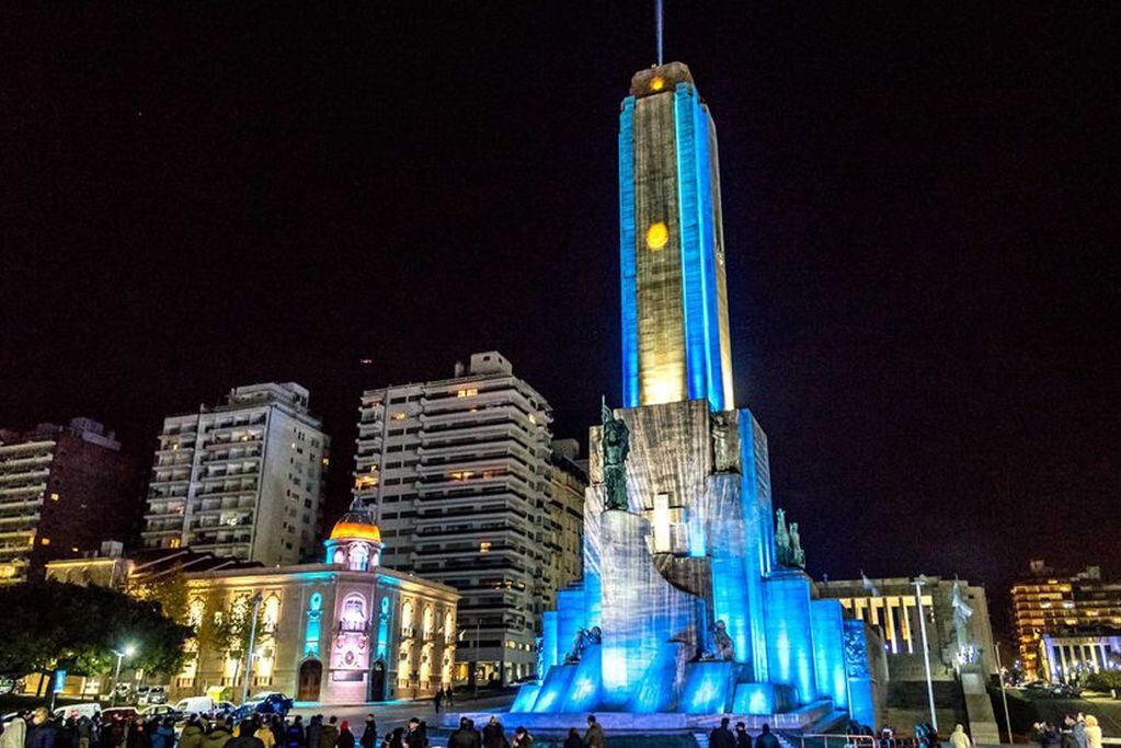 El monumento se encuentra emplazado en el lugar donde Manuel Belgrano izó la enseña patria por primera vez. (Foto: Vía País / Grupo Edisur.)