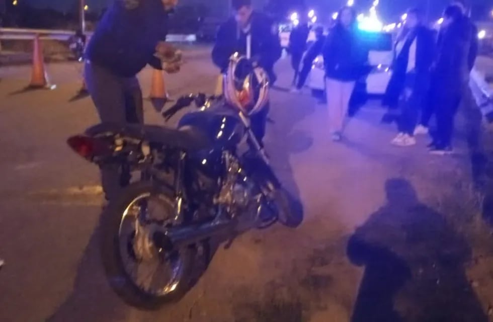 Trágico accidente en Tres Arroyos: un motociclista fallecido y su acompañante hospitalizada