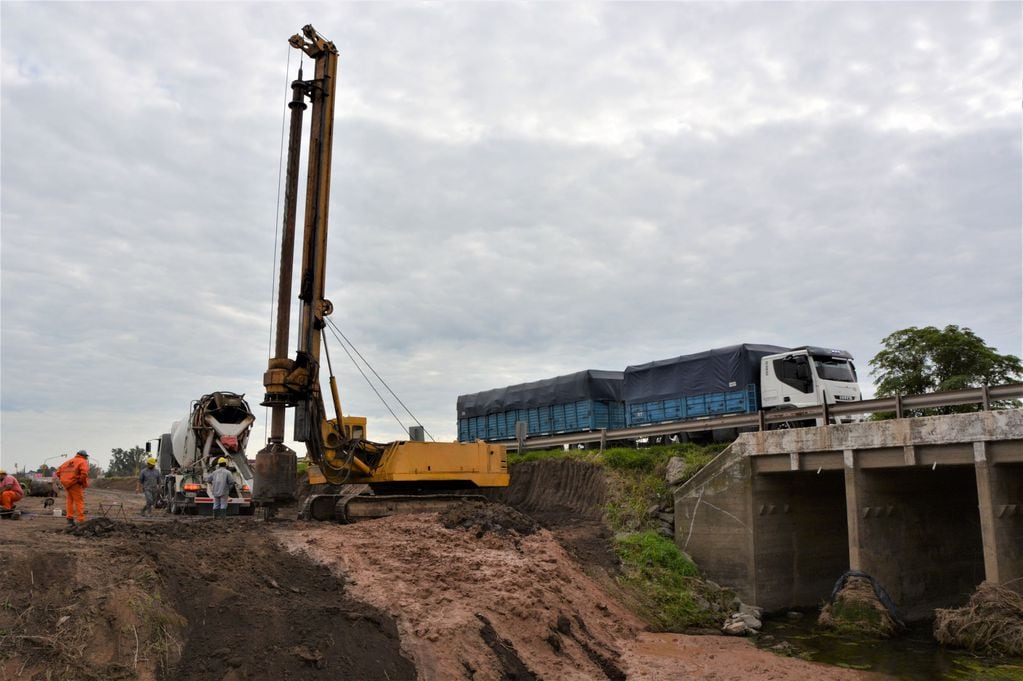 Pilotaje en el nuevo puente del Canal Vila - Cululú