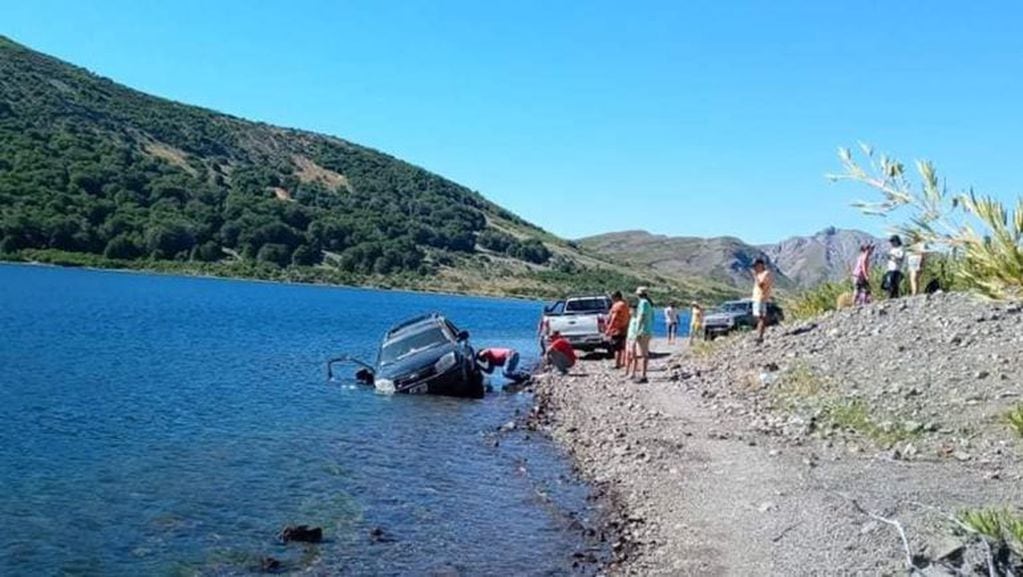 Vecinos de Las Ovejas salvan a turistas atrapados en su EcoSport mientras se hundían.
