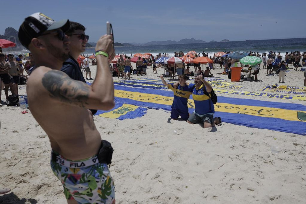 Hinchas de Boca vuelven a copar la playa de Copacabana. Foto: EFE