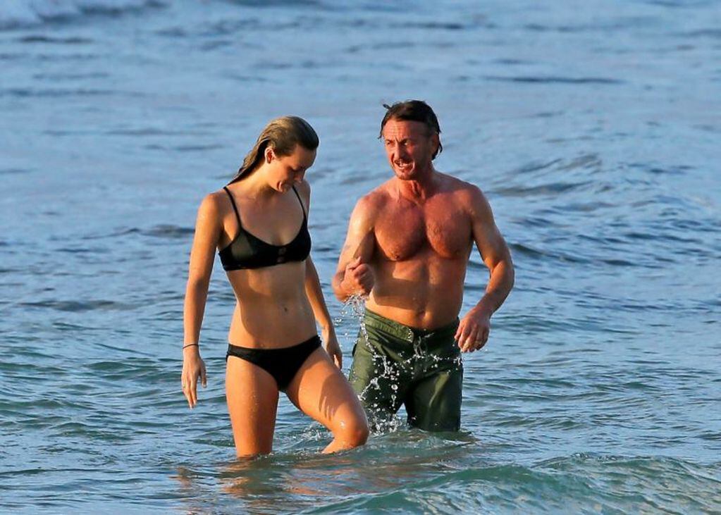 La foto de Sean Penn junto a su novia captada por un paparazzi (web)