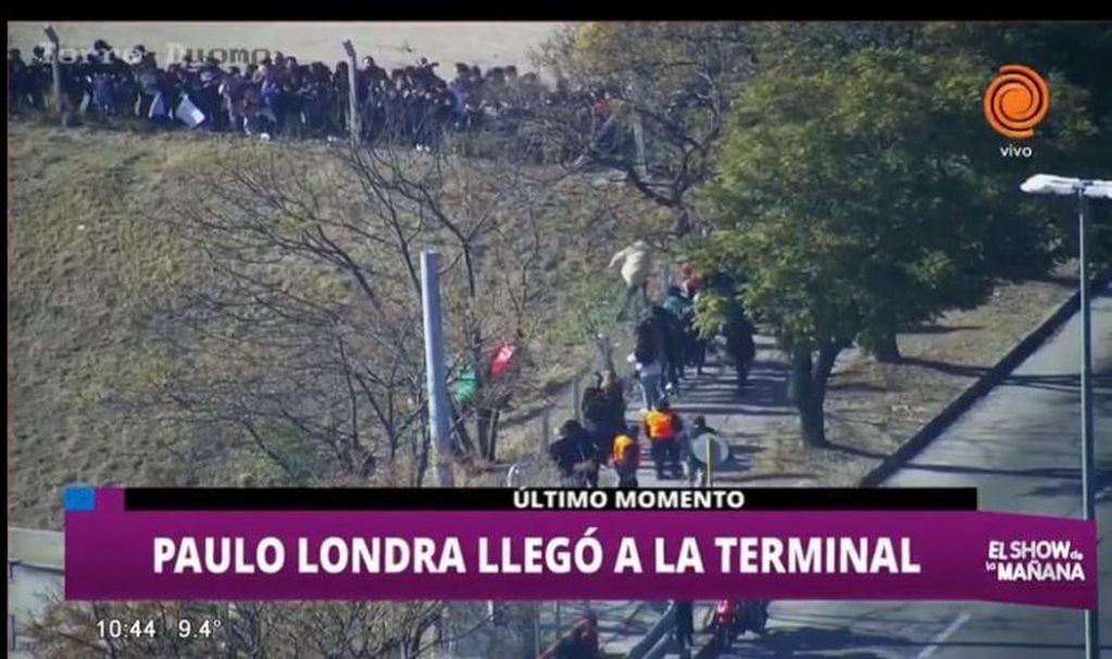 Paulo Londra en la Terminal de Ómnibus con los pibes del Carbó.