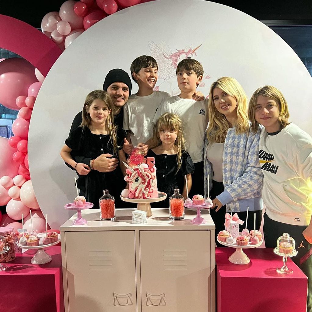 La familia de Wanda reunida en la celebración del cumpleaños de su hija menor. (Foto: Instagram)