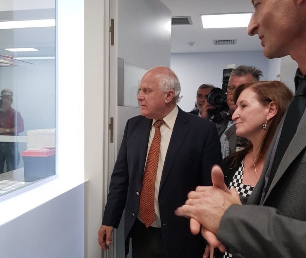 El gobernador Miguel Lifschitz inauguró una nueva planta dentro del Laboratorio Industrial Farmacéutico (LIF) de Santa Fe. (@MiguelLifschitz)
