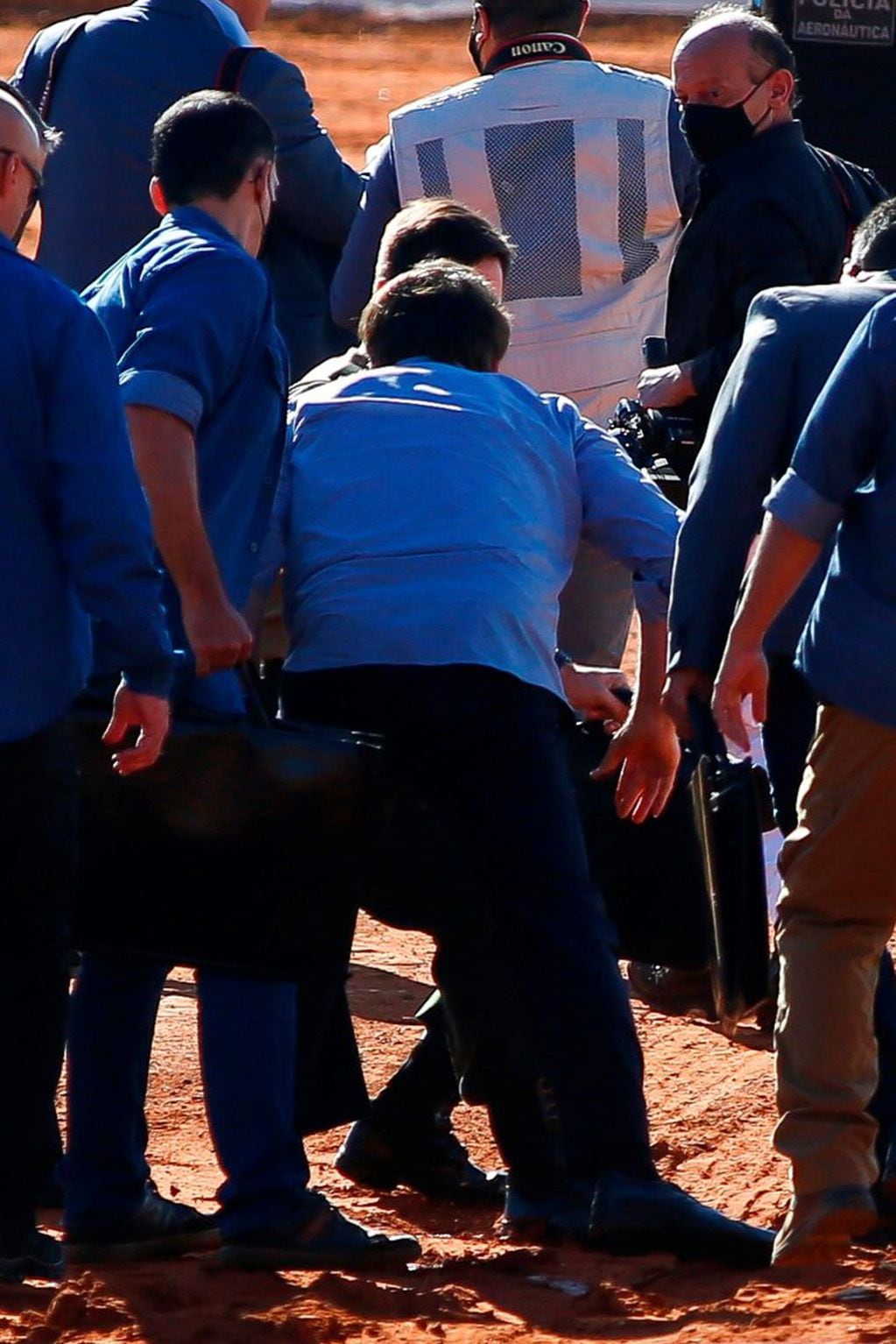 Bolsonaro se cayó al piso cuando estaba llegando a un acto (AFP)