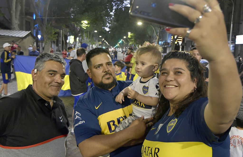 El Club Atlético Boca Juniors volvió a consagrarse campeón al empatar con Independiente de Avellaneda y sumó su estrella 73 y así se quedó con la Liga Profesional
Festejos en el Kilómetro Cero de Mendoza
Foto: Orlando Pelichotti