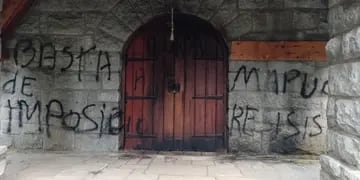 Grupos mapuches supuestamente vandalizaron e intentaron incendiar una parroquia en Villa La Angostura.