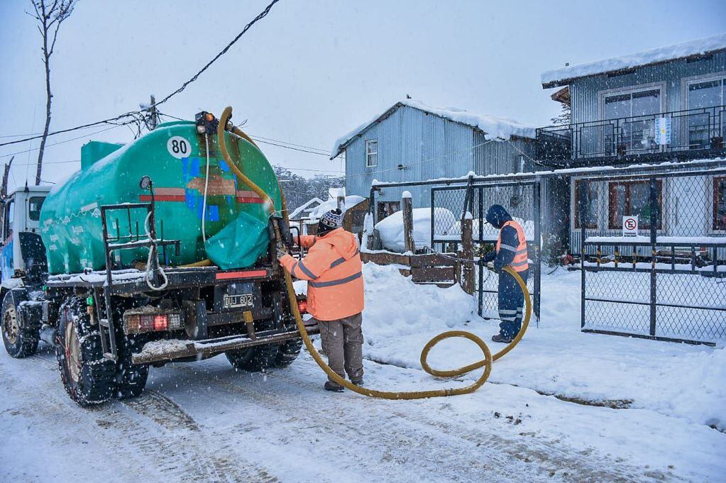 Por las fuertes nevadas la Municipalidad provee agua y leña en los Barrios.