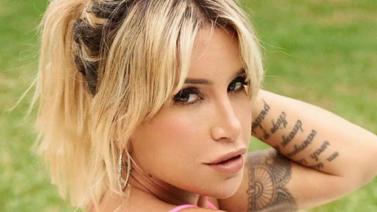 Flor Peña posó desde Playa del Carmen con un vestido traslúcido que