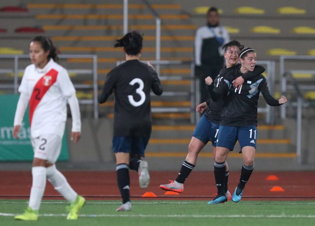 Yamila Rodríguez abraza en el festejo de un gol a Mariana Larroquette, en el partido que el seccionado femenino de fútbol le ganó a Perú 3-0. (Henry Romero)