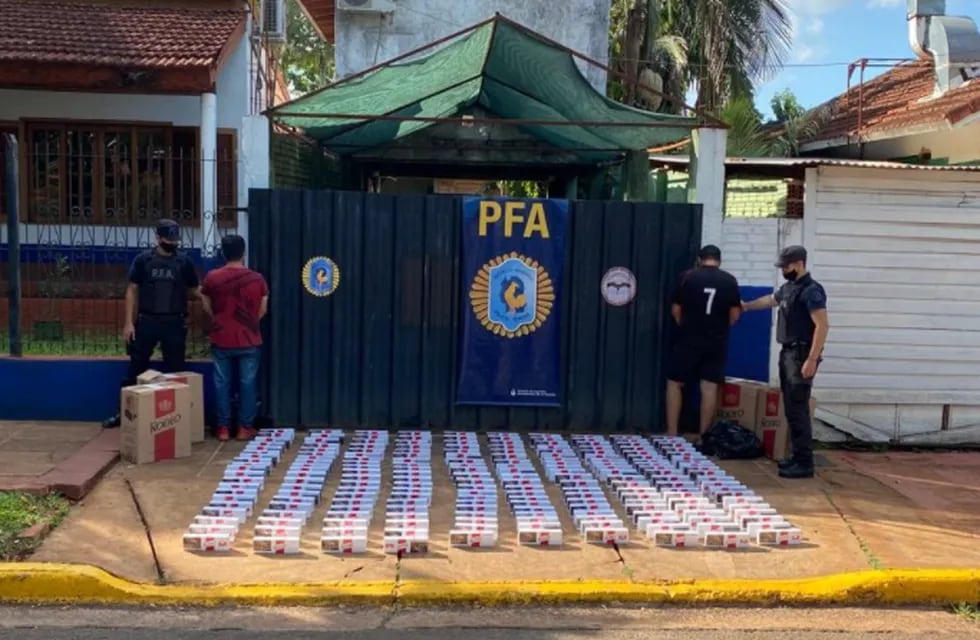 Dos personas detenidas y cigarrillos ilegales secuestrados en Puerto Iguazú.