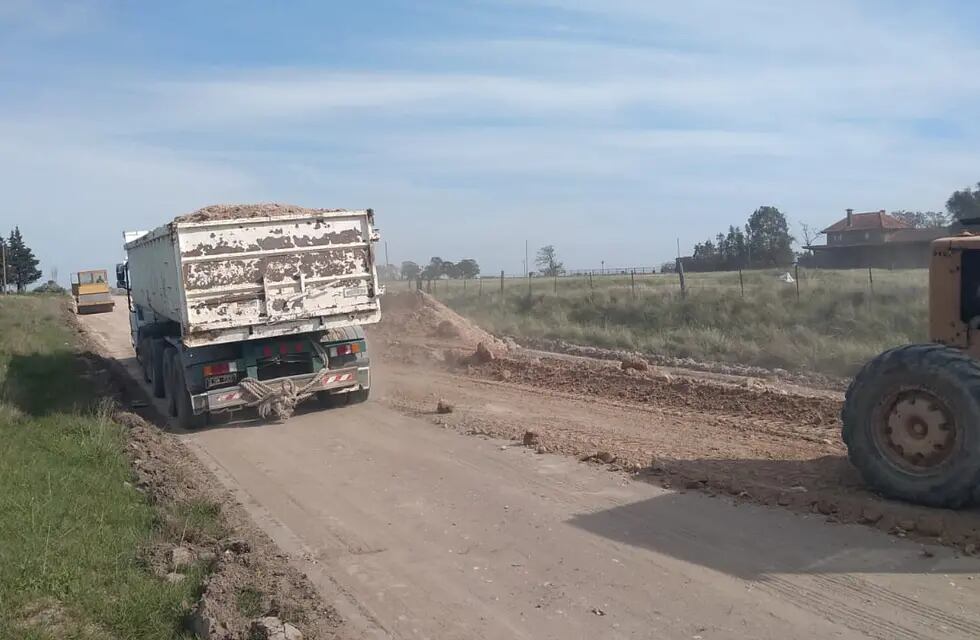 Continúan los trabajos en caminos rurales de Calderón.
