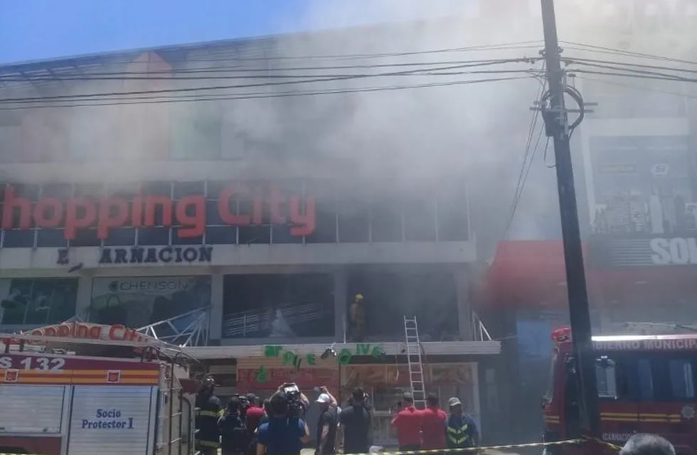 El incendio comenzó en el tercer piso del centro comercial (foto: ABCColor).