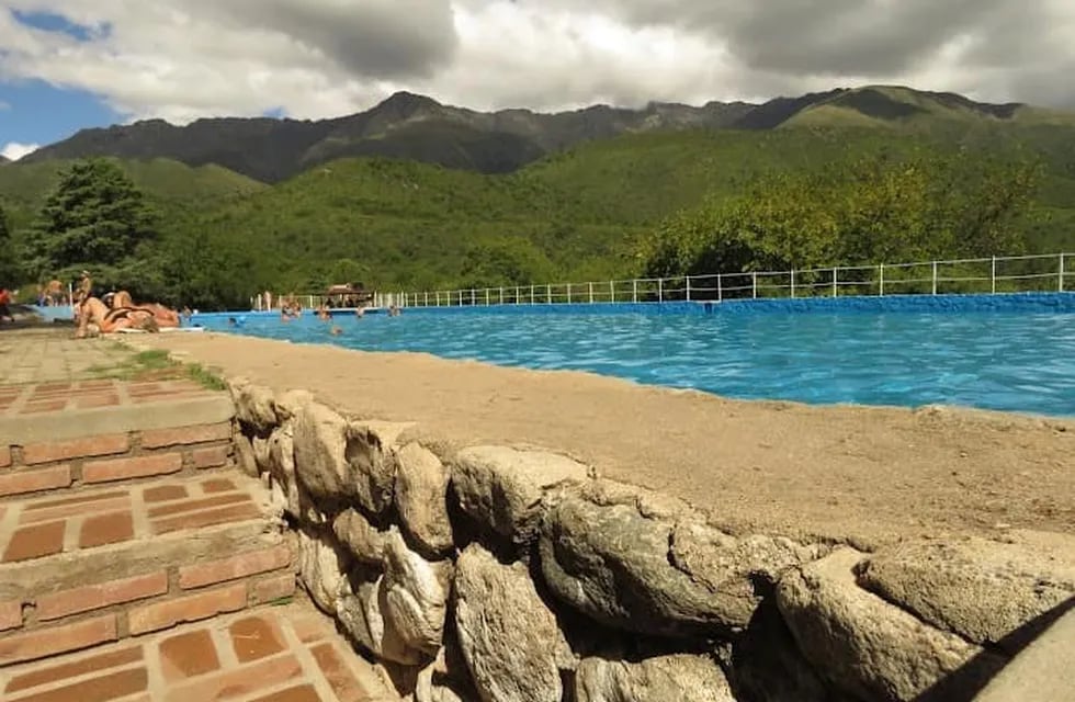 La piscina se ubica en medio de las Sierras.