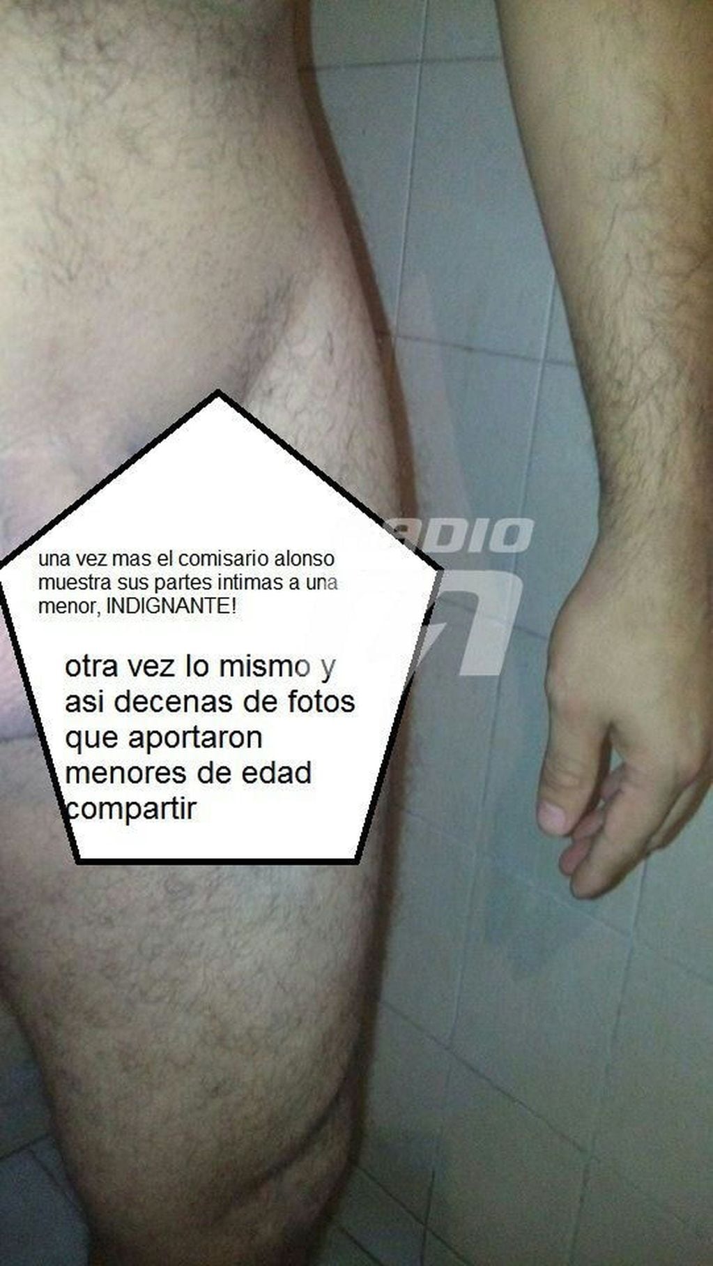 Denuncian que el subinspector Ariel A. envió fotos desnudo a menores de edad en Arrufó. (Radio Eme)