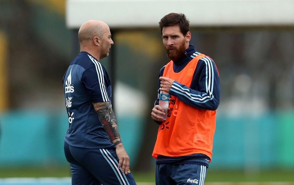 Jorge Sampaoli habla con Lionel Messi. (Foto: REUTERS/Marcos Brindicci)