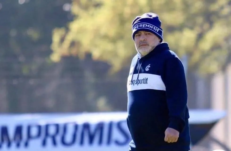 Maradona repetiría ante Talleres la misma formación del debut con Racing.