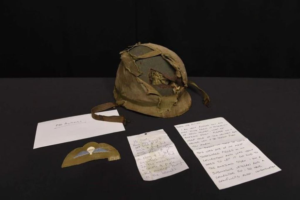 El casco junto al parche de los paracaidistas británicos y las dos cartas con las que lo recibió Altieri