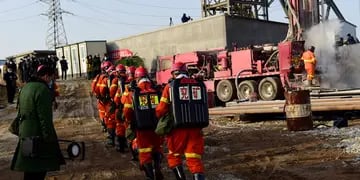Rescatistas trabajan en la mina de Qixia