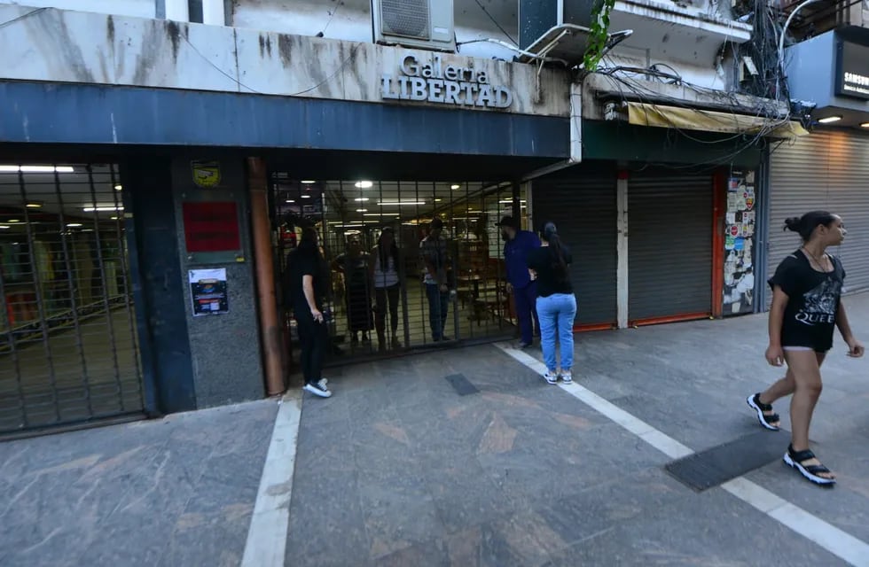 Marcha del Polo Obrero: comerciantes del Centro cierran sus puertas por temor a robos. (Javier Ferreyra)