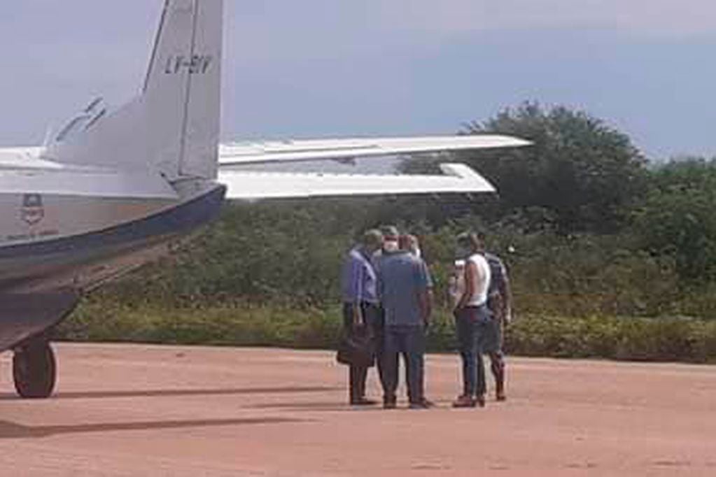 El Dr. Fernández fue a recibir al Ministro Aníbal Gómez al bajar del avión