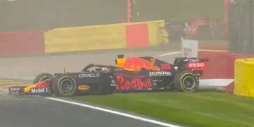 Max Verstappen terminó al frente en Bélgica a pesar de un golpe