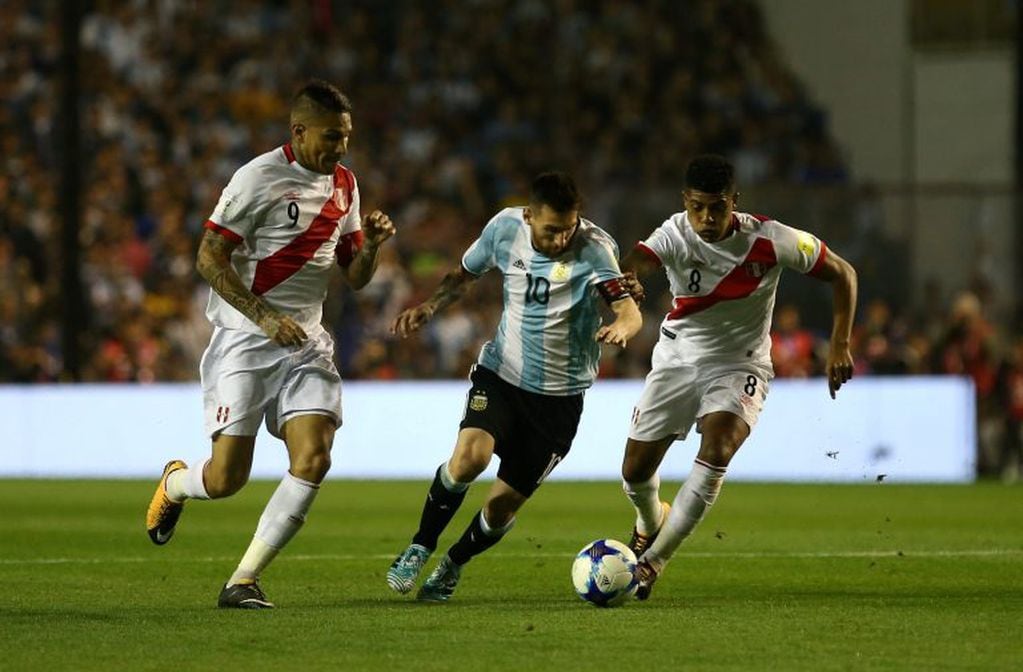 Lionel Messi disputa una pelota ante la marca de dos defensores peruanos, durante un partido entre Argentina y Perú por las Eliminatorias para Rusia 2018. Foto: REUTERS/Agustin Marcarian