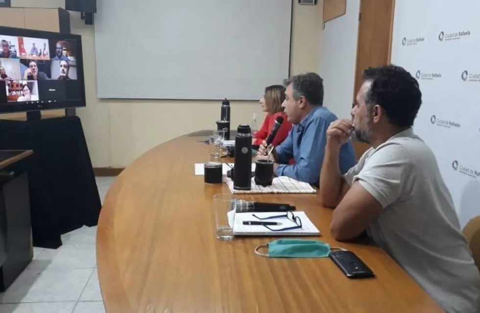 Videoconferencia del intendente Luis Castellano con su gabinete