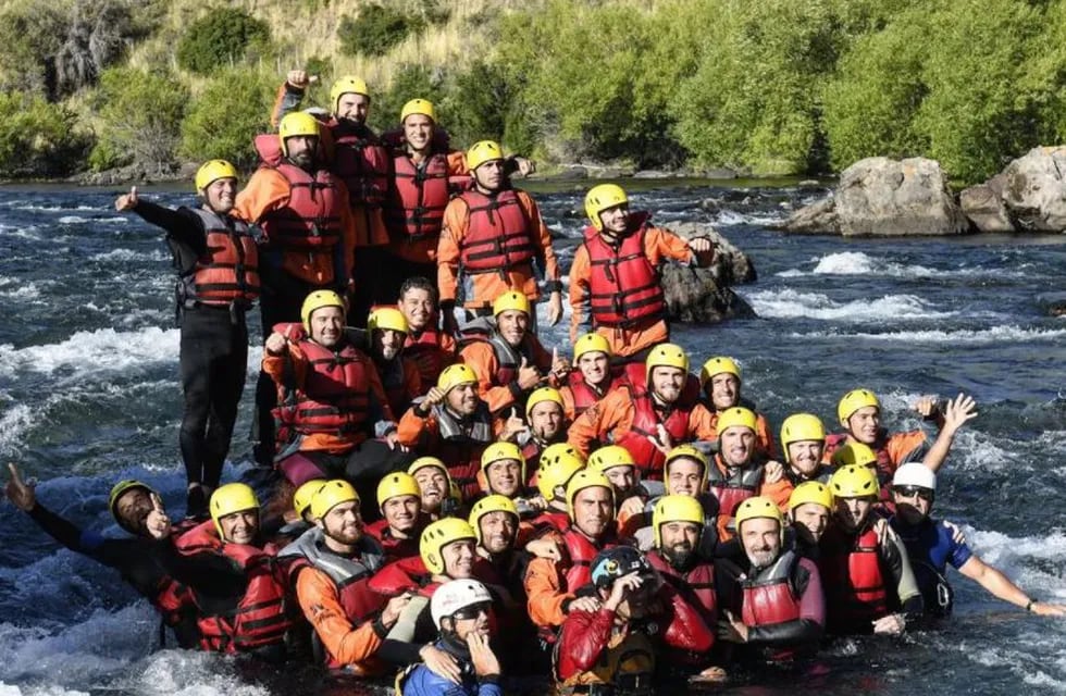 El equipo de River que se encuentra en Neuquén realizando la pretemporada, al tiempo de que hicieron rafting y se divirtieron. Foto: Los Andes.
