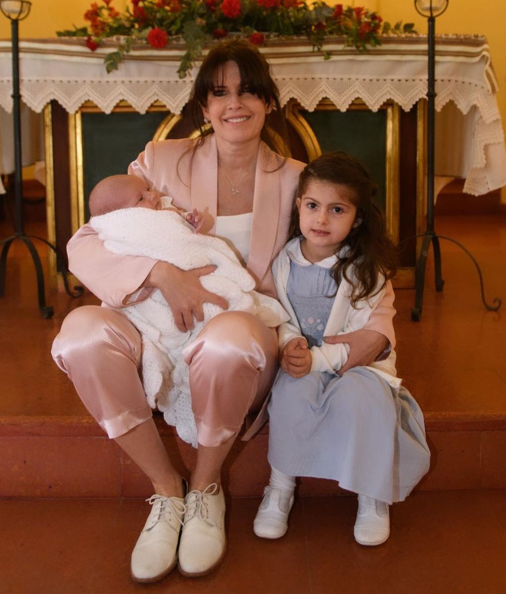 Isabel Macedo y sus dos hijas en el bautismo de Julia, la menor de ellas.