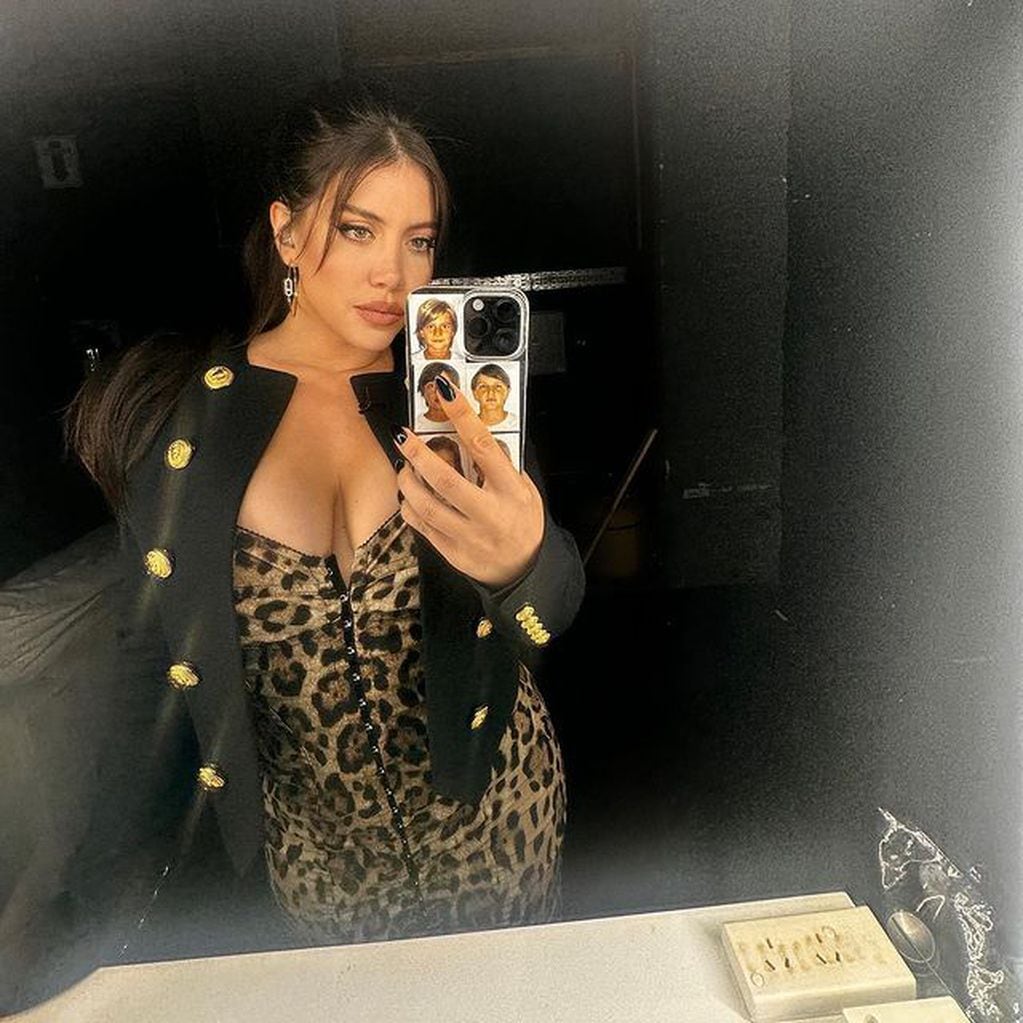 La empresaria posó ante el espejo con un imponente vestido con el que se robó todos los suspiros de sus seguidores / Foto: Instagram