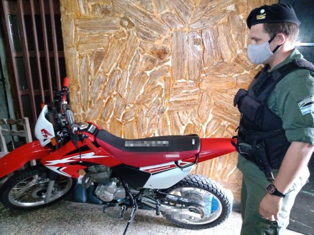 La Justicia Federal ordenó incautar una motocicleta junto al resto de la evidencia. (@gendarmeria)