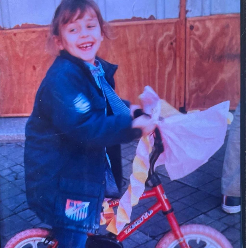 Nicki aprendió a andar en bici cuando era niña en el barrio Echesortu.