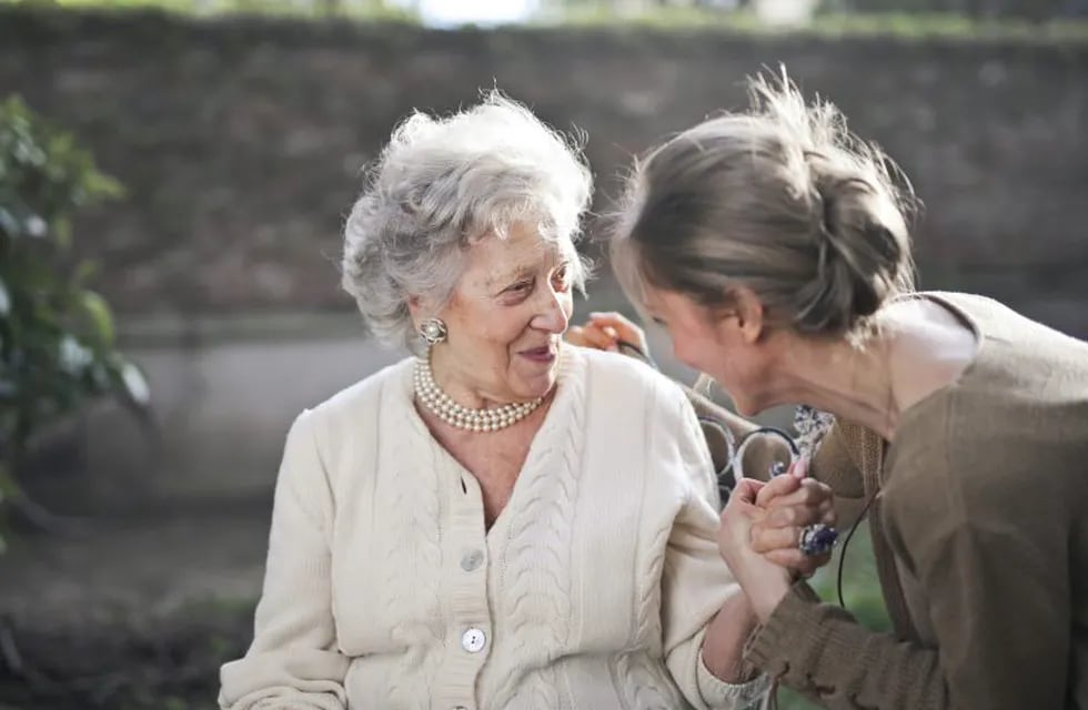 En el día mundial de las personas mayores, invitan a enviar mensajes de amor a los abuelitos (imagen ilustrativa)