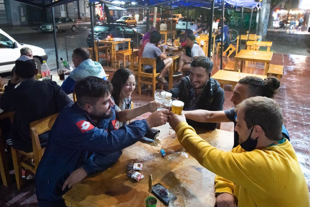 Se abrieron bares y restaurantes en la calle San Martín Norte de Ciudad, Diego, Anto, Nico, Rulo y Joaquín disfrutando cerveza tirada a pesar de la lluvia. 