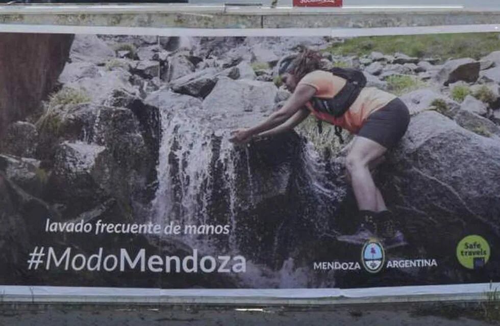 Los afiches que aparecieron en Santa Rosa, La Pampa, promocionando la provincia de Mendoza. Gentileza La Arena