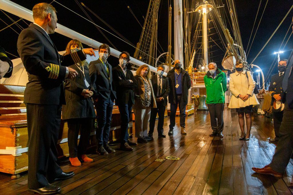 Autoridades provinciales visitaron el velero noruego que se encuentra en el Puerto de Ushuaia.
