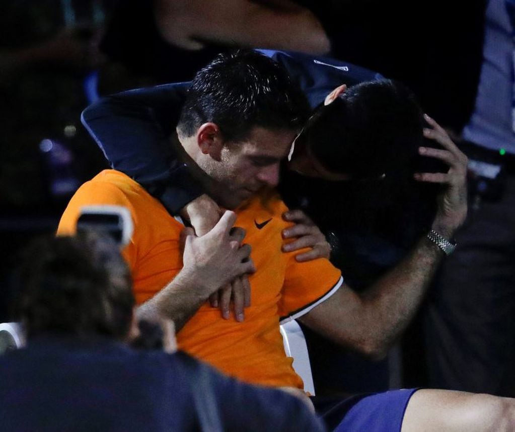 Novak Djokovic consuela a Juan Martin del Potro (Foto: Julio Cortez/AP)