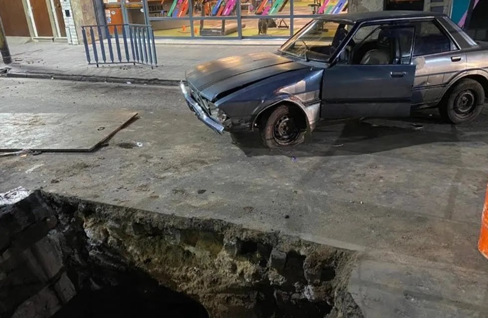 Un conductor borracho cayó con su auto adentro de un pozo en Rosario.