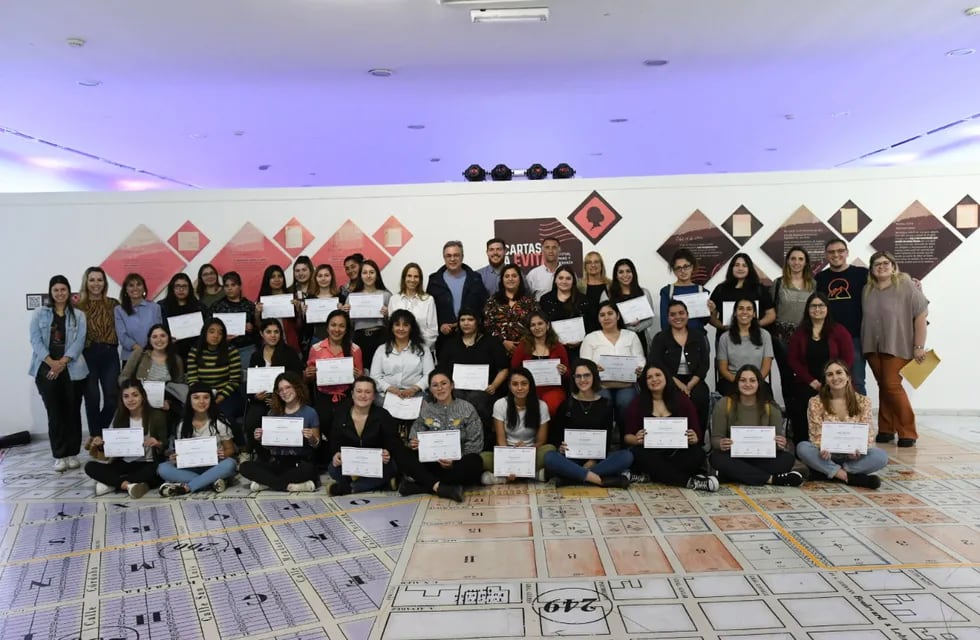 En el Complejo Cultural del Viejo Mercado (CCVM), 40 mujeres recibieron su certificado por haber participado de "Ciencias de la computación" y “Operador de PC, G-Suite y Excel”.