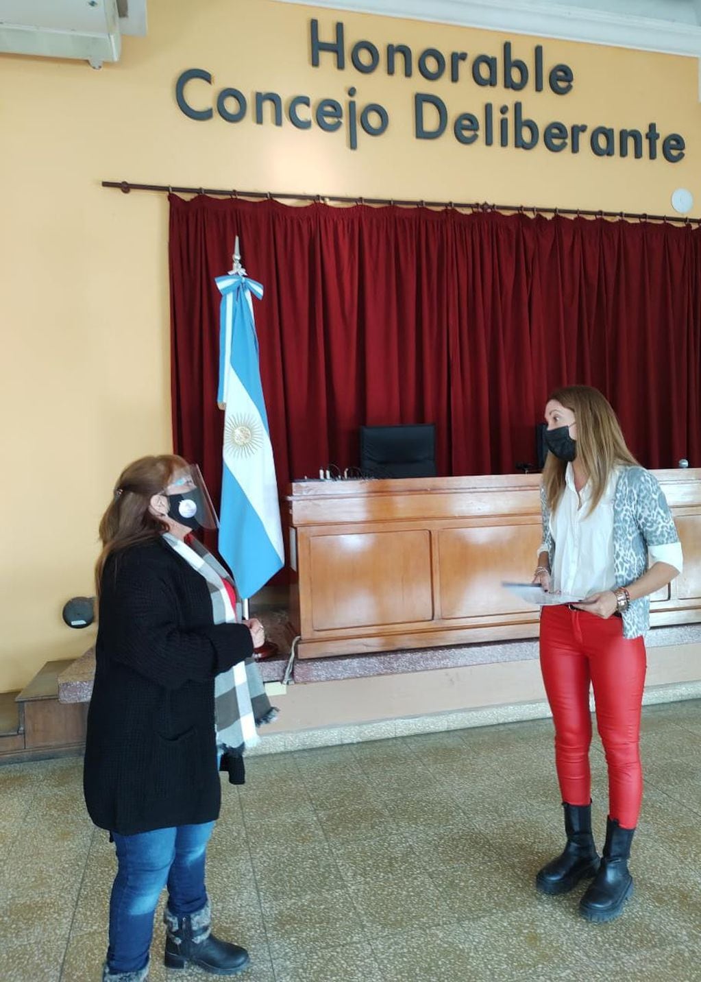 La concejal Natalia Zuzaya entrega a Encarnación Quiroga el decreto que declara de interés legislativo al 4° ciclo de conferencias organizado por la ONG
