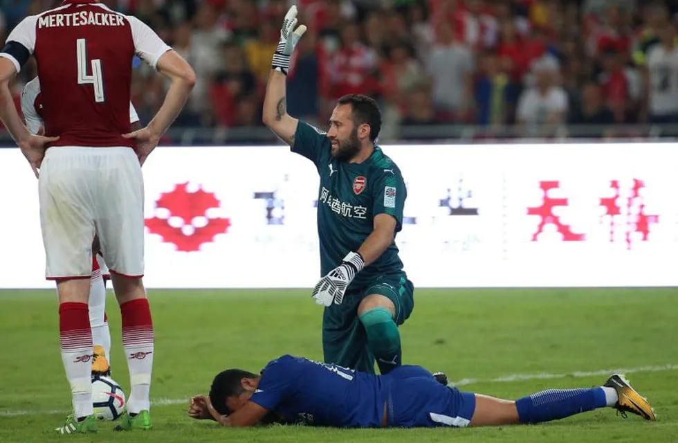 WU02. Beijing (China), 22/07/2017.- Chelsea's Pedro lies on the field after a collision with Arsenal's goalkeeper David Ospina (rear) during the pre-season fiendly soccer match between Chelsea FC and Arsenal FC at the Beijing National Stadium, in Beijing, China, 22 July 2017. (Futbol, Amistoso) EFE/EPA/WU HONG