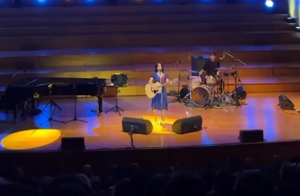 Julieta Venegas cantó 24 temas en el Auditorio Juan Victoria y fue ovacionada de pie por el público sanjuanino.