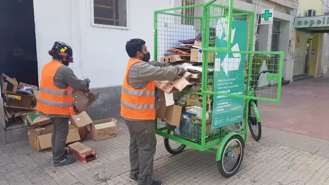 Usan bicicletas eléctricas para buscar basura en el centro rafaelino